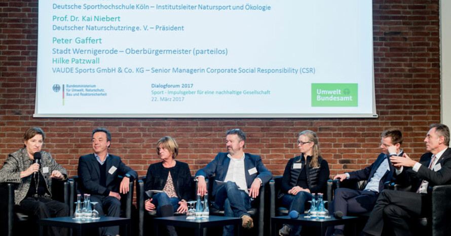 Paneldiskussion beim Dialogforum 2017 mit Dr.  Karin Fehres, Prof. Dr. Ralf Roth, Ingrid Müller, Moderator Manuel Andrak, Hilke Patzwall, Prof. Dr. Kai Niebert und Peter Gaffert (v.l.). Foto: impulsgebersport2017