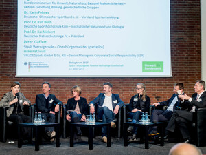 Paneldiskussion beim Dialogforum 2017 mit Dr.  Karin Fehres, Prof. Dr. Ralf Roth, Ingrid Müller, Moderator Manuel Andrak, Hilke Patzwall, Prof. Dr. Kai Niebert und Peter Gaffert (v.l.). Foto: impulsgebersport2017