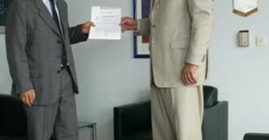 Dr. Volker Anding (r.) überreicht das Fortbildungs-Zertifikat an Lionel de Melo