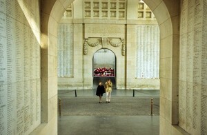 Am Menentor, dem Denkmal für die Gefallenen des Ersten Weltkriegs, legte DOSB-Präsident Thomas Bach gemeinam mit den NOK-Präsidenten Großbritanniens, Belgiens und Frankreichs einen Kranz nieder. Foto: picture-alliance