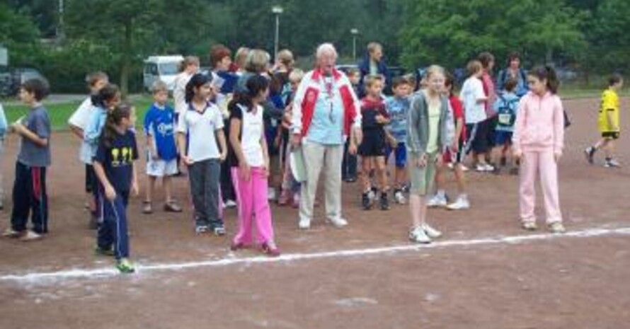 Die Kinder sind in Bochum für das Sportabzeichen aktiv