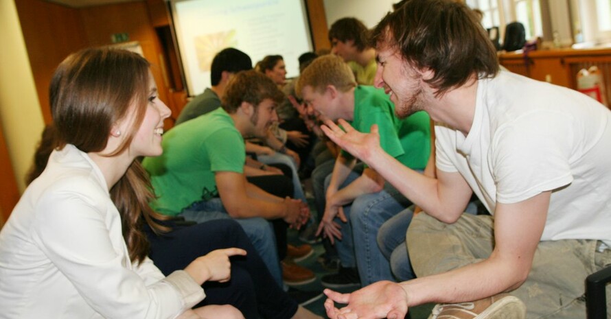 Jugendliche Teilnehmer diskutieren bei einer Fortbildungsveranstaltung von Civil Academy. Foto: Civil Academy