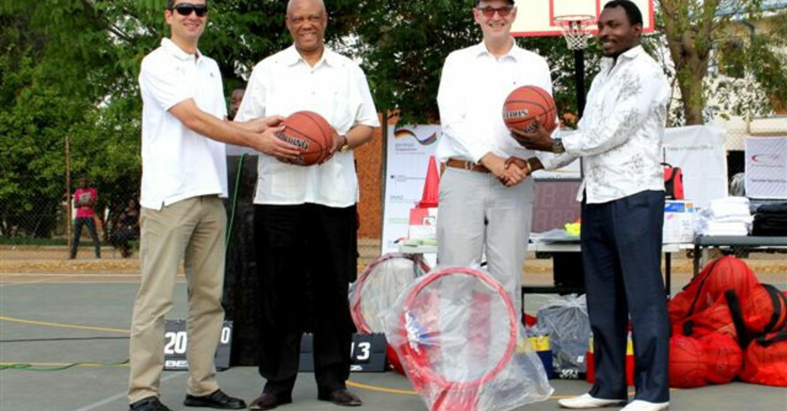 Übergabe der Basketball-Ausstattung (v.li.): Frank Albin, Dr. Vetumbuavi S Veii, Onno Hückmann, George Simataa