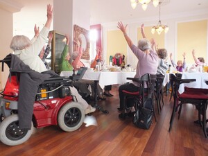 Einfache, regelmäßig wiederholte Übungen, die überall durchgeführt werden können, steigern die Lebensqualität älterer Menschen. Foto: DTB