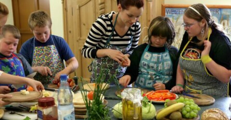 Essen frisch zubereitet - das ist ein guter Weg zum richtigen Ernährungsverhalten. Übergewichtige Kinder können das in speziellen Kochkursen lernen. Copyright: picture-alliance/dpa