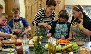 Essen frisch zubereitet - das ist ein guter Weg zum richtigen Ernährungsverhalten. Übergewichtige Kinder können das in speziellen Kochkursen lernen. Copyright: picture-alliance/dpa