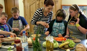 Essen frisch zubereitet - das ist ein guter Weg zum richtigen Ernährungsverhalten. Übergewichtige Kinder können das in speziellen Kochkursen lernen. Copyright: picture-alliance/dpa