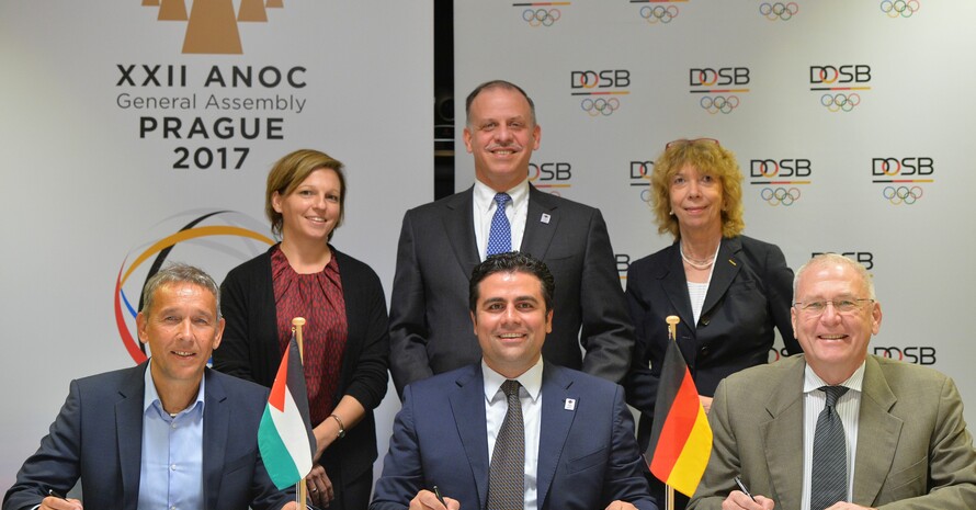 Die Repräsentanten von JOC, GIZ und DOSB unterzeichnen in Prag die Projektpartnerschaft. Foto: ANOC