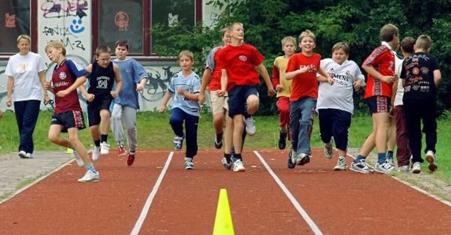 Szene auf dem Sportplatz der Grundschule am Hollerbusch in Berlin; An der Ganztagsschule mit dem Schwerpunkt Gesundheitserziehung sind 67 körperlich und geistig behinderte Kinder integriert. Copyright: picture-alliance