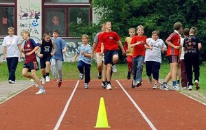 Szene auf dem Sportplatz der Grundschule am Hollerbusch in Berlin; An der Ganztagsschule mit dem Schwerpunkt Gesundheitserziehung sind 67 körperlich und geistig behinderte Kinder integriert. Copyright: picture-alliance