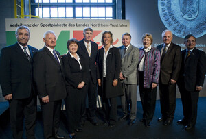 Verleihung der Sportplakette 2007 des Landes Nordrhein-Westfalen durch Innenminister Ingo Wolf. Staatssekretär Manfred Palmen, Wolfgang Zapfe, Ingrid Fischer, Innenminister Ingo Wolf, Steffi Nerius, Erich Goebels, Maria Windhövel, Walter Schneeloch und Josef Bowinkelmann (v.l.).