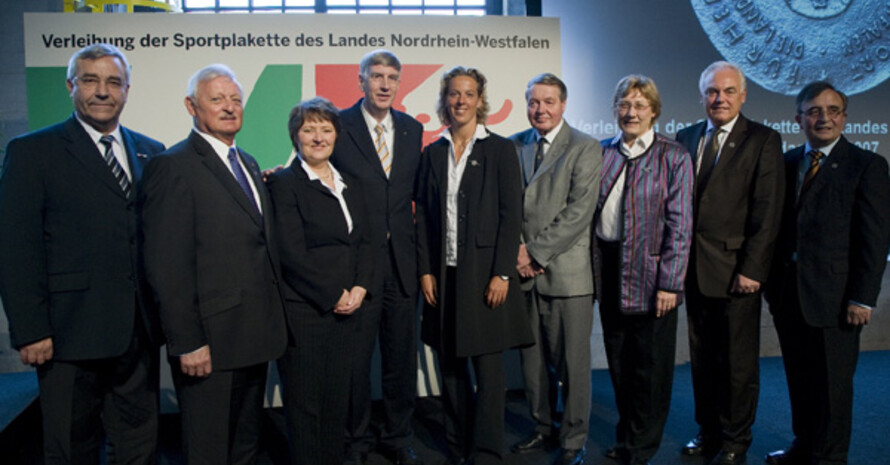 Verleihung der Sportplakette 2007 des Landes Nordrhein-Westfalen durch Innenminister Ingo Wolf. Staatssekretär Manfred Palmen, Wolfgang Zapfe, Ingrid Fischer, Innenminister Ingo Wolf, Steffi Nerius, Erich Goebels, Maria Windhövel, Walter Schneeloch und Josef Bowinkelmann (v.l.).