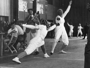 Die Deutsche Helene Mayer im Kampf gegen Bwrit Granquist aus Schweden 1936 bei den Olympischen Spielen in Berlin. Foto: picture-alliance