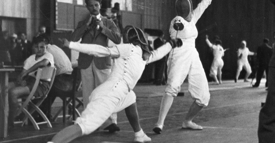 Die Deutsche Helene Mayer im Kampf gegen Bwrit Granquist aus Schweden 1936 bei den Olympischen Spielen in Berlin. Foto: picture-alliance