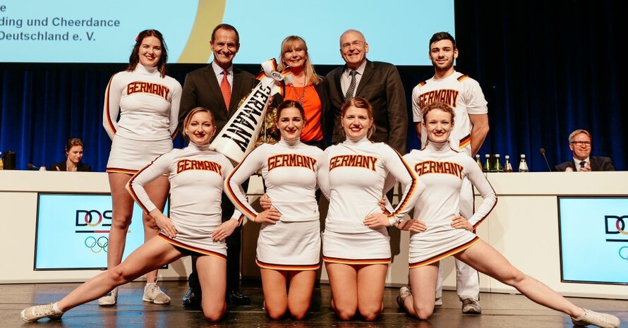 Ein Gruppe junger Cheerleader demonstrierte den Delegierten ihren Sport und nahmen Präsident Hörmann (li.) und DOSB-Vorstandsvorsitzenden Michael Vesper in ihre Mitte.