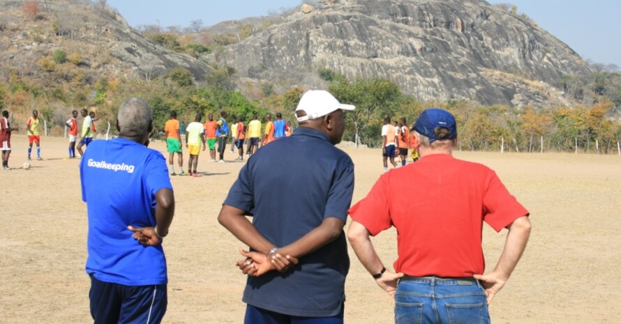 Matongorere und Pagels beobachten das Geschehen auf einem Trainerlehrgang in Simbabwe (c) Curtius/DOSB