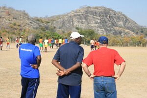 Matongorere und Pagels beobachten das Geschehen auf einem Trainerlehrgang in Simbabwe (c) Curtius/DOSB