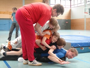 Mit spielerischen Übungen lernen die Familien den Budosport kennen. Foto: LSV Schleswig-Holstein