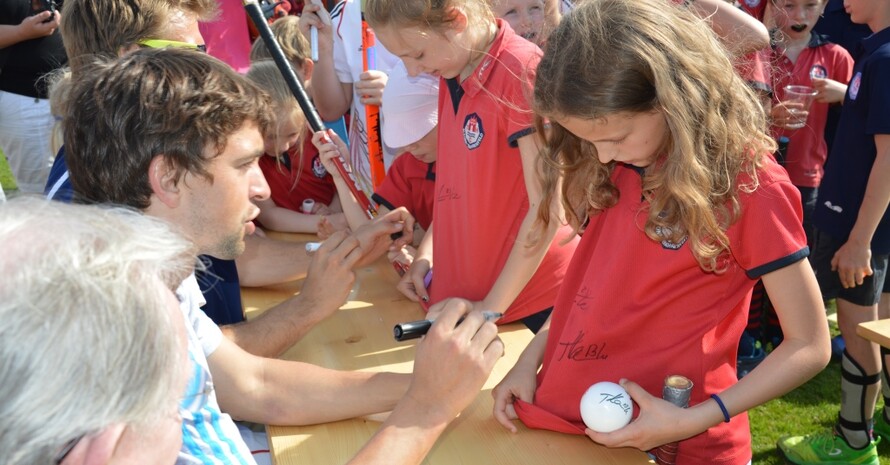 Die beiden Stars erfüllten alle Autogramm- und Fotowünsche der Nachwuchsspieler.