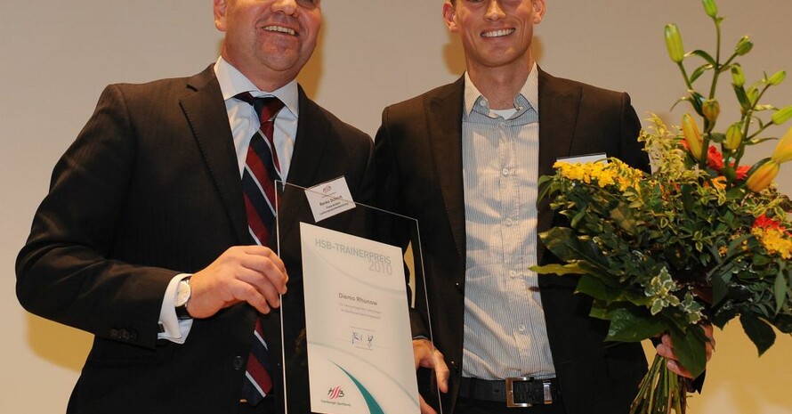 Renko Schmidt, HSB-Vizepräsident Leistungssport (li.), gratuliert Trainer Diemo Ruhnow, Foto: Witters