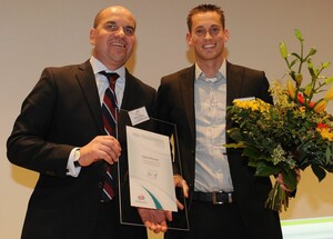 Renko Schmidt, HSB-Vizepräsident Leistungssport (li.), gratuliert Trainer Diemo Ruhnow, Foto: Witters