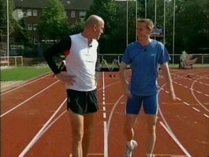 ZDF-Reporter Frank Gollenbeck und sein "Partner" Frank Busemann besprechen die Marschroute für das Sportabzeichen