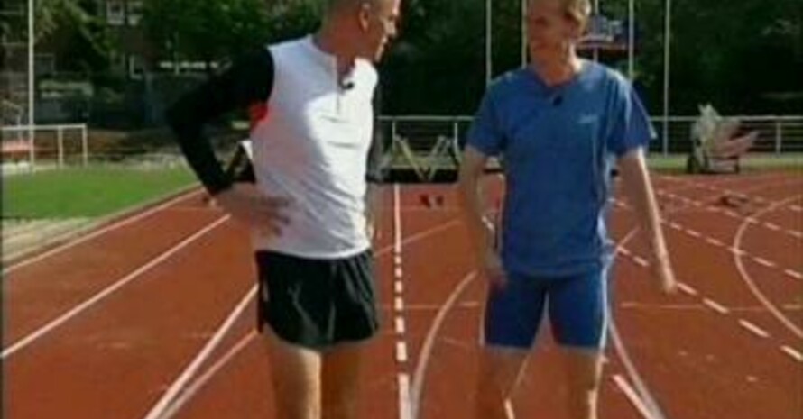 ZDF-Reporter Frank Gollenbeck und sein "Partner" Frank Busemann besprechen die Marschroute für das Sportabzeichen