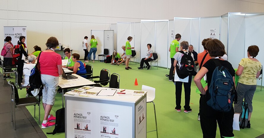 Volunteers testen die Fitness der Messebesucher beim Deutschen Turnfest. Foto: DOSB