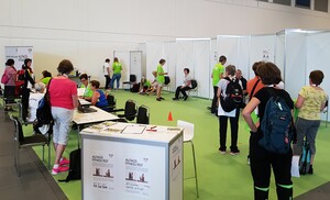 Volunteers testen die Fitness der Messebesucher beim Deutschen Turnfest. Foto: DOSB