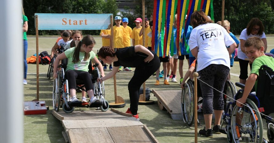 Die Schülerinnen und Schüler testen auf einem Hindernisparcours, wie ein Rollstuhl gesteuert werden kann.