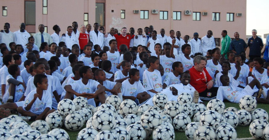 Trainer der Proficlubs zusammen mit angehenden Fußballtrainern und sudanesischen Kindern und Jugendlichen.