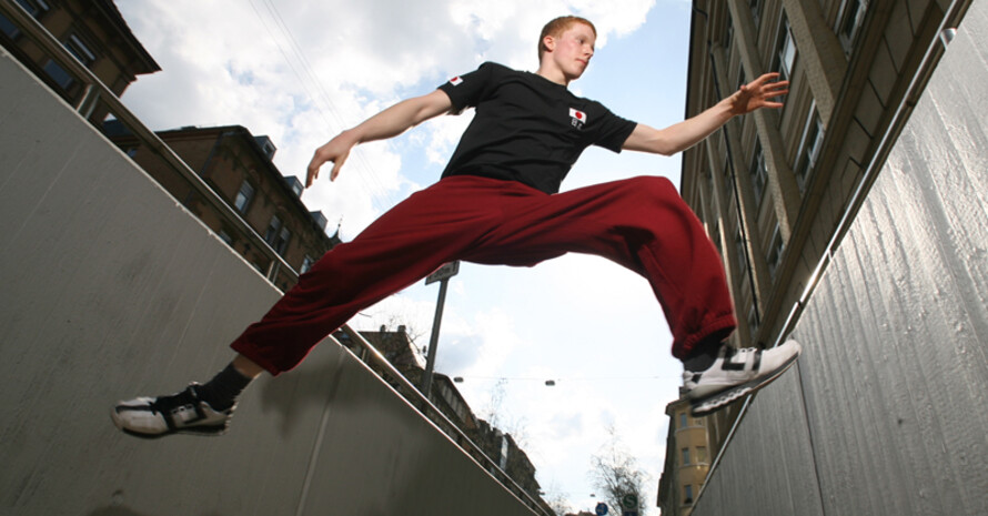 Le Parkour ist eine Möglichkeit in der Stadt Sport zu treiben. Copyright: picture-alliance