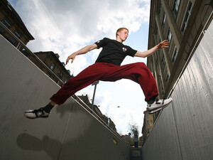 Le Parkour ist eine Möglichkeit in der Stadt Sport zu treiben. Copyright: picture-alliance