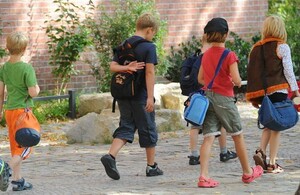 Schulkinder auf dem Weg zum Sport; Foto: picture-alliance