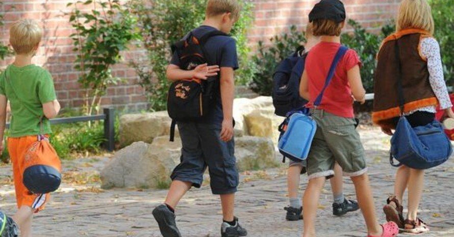 Schulkinder auf dem Weg zum Sport; Foto: picture-alliance