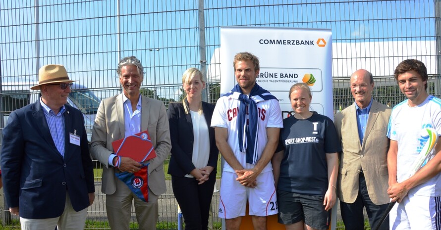 Cito Aufenacker (2. v.l.) des HTHC nahm die Auszeichnung als Publikumssieger des "Grünen Bandes" entgegen.