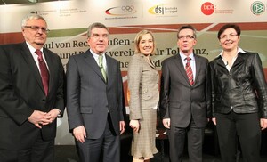 Gehen gemeinsam gegen "Fouls von Rechtsaußen" vor: (v.li.) Zwanziger, Bach, Schröder, de Maizière und Heike Taubert, Thüringer Ministerin für Familie, Soziales und Gesundheit. Foto: picture-alliance