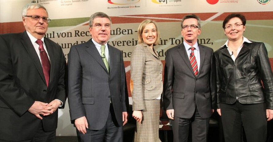 Gehen gemeinsam gegen "Fouls von Rechtsaußen" vor: (v.li.) Zwanziger, Bach, Schröder, de Maizière und Heike Taubert, Thüringer Ministerin für Familie, Soziales und Gesundheit. Foto: picture-alliance