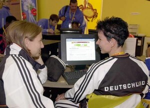 Die deutschen Radsportlerinnen Kathrin Freitag (r) und Ulrike Weichert (l) im Internet-Cafe des Olympischen Dorfes bei den Olympischen Sommerspielen von Sydney. Foto: picture-alliance