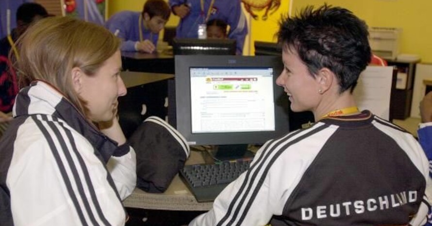 Die deutschen Radsportlerinnen Kathrin Freitag (r) und Ulrike Weichert (l) im Internet-Cafe des Olympischen Dorfes bei den Olympischen Sommerspielen von Sydney. Foto: picture-alliance