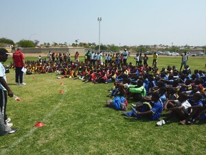 Junge Athleten aus Namibia lauschen den Erklärungen des Auslandsexperten Klaus Stärk. Foto: privat