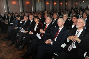 Am Festakt zum 100-jährigen Jubiläum der DGSP in Berlin nahm auch DOSB-Präsident Bach teil (3.v.re.). Foto: DGSP