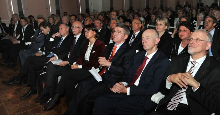 Am Festakt zum 100-jährigen Jubiläum der DGSP in Berlin nahm auch DOSB-Präsident Bach teil (3.v.re.). Foto: DGSP