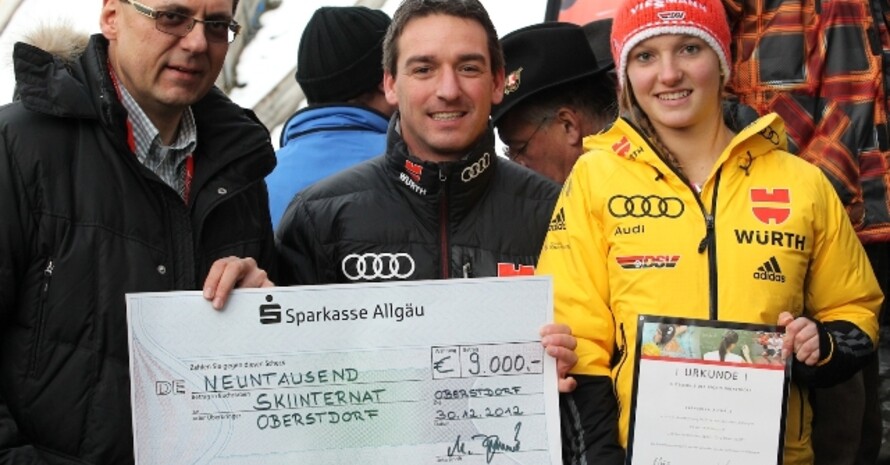 Manfred Hegedüs (Vorstandsvorsitzender Sparkasse Allgäu) bei der Preisübergabe mit Dr. Peter Bösl (Bundesstützpunktleiter Ski Nordisch Oberstdorf) und der „Eliteschülerin des Sports Oberstdorf 2012“ Katharina Althaus. (Copyright: OSP Oberstdorf)