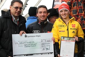 Manfred Hegedüs (Vorstandsvorsitzender Sparkasse Allgäu) bei der Preisübergabe mit Dr. Peter Bösl (Bundesstützpunktleiter Ski Nordisch Oberstdorf) und der „Eliteschülerin des Sports Oberstdorf 2012“ Katharina Althaus. (Copyright: OSP Oberstdorf)