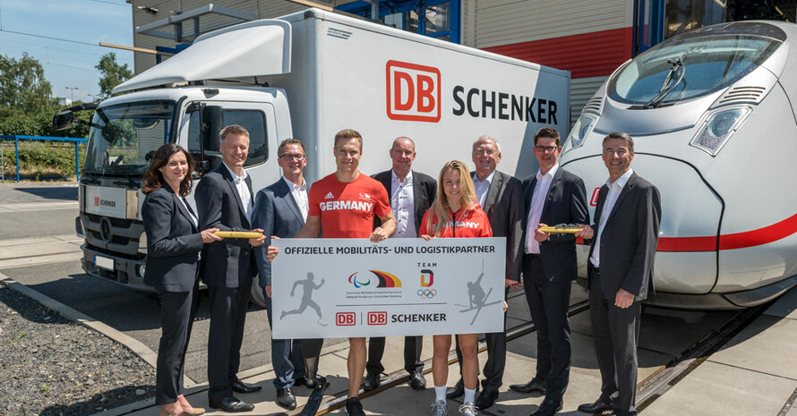 Vertragsunterzeichnung mit den Sportlern Lisa Zimmermann und Markus Rehm (im Vordergrund). Foto: Deutsche Bahn AG