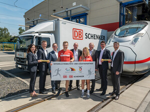 Vertragsunterzeichnung mit den Sportlern Lisa Zimmermann und Markus Rehm (im Vordergrund). Foto: Deutsche Bahn AG