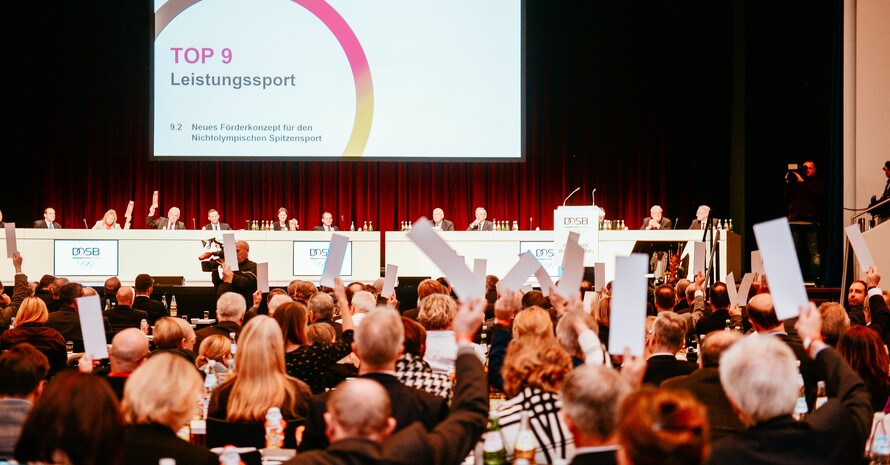 In demonstrativer Geschlossenheit nahm die Mitgliederversammlung in Koblenz die Resolution „Standortbestimmung der Spitzenverbände zur Leistungssportreform“ an. Foto: DOSB / Jan Haas