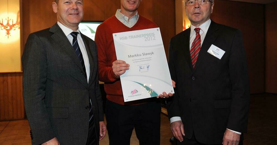 Ehrung zum Trainer des Jahres 2012 v.l. Olaf Scholz (Erster Bürgermeister Hamburg), Markku Slawyk (Hockey/Trainer), Günter Ploss (Präsident Hamburger Sportbund) Foto: Witters