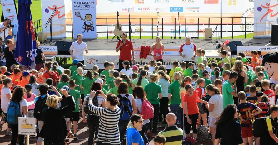 5.000 Menschen mit und ohne Behinderungen probierten in Fulda gemeinsam Disziplinen des Deutschen Sportabzeichens aus.